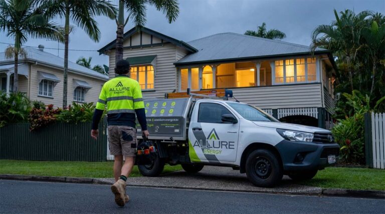24/7 emergency electrician in Cairns City responding to an urgent electrical call